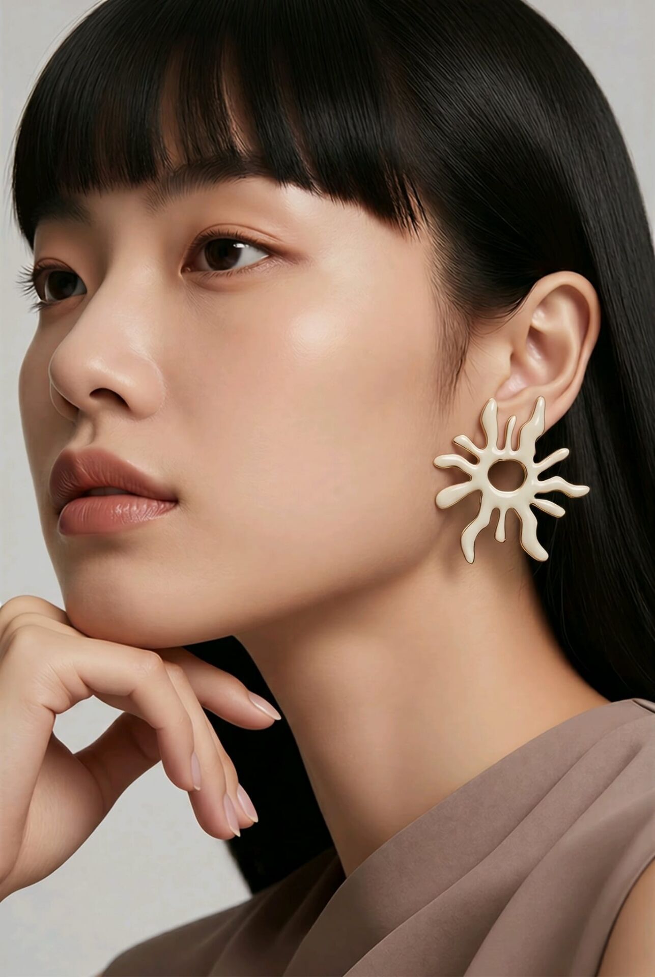 GÜNEŞ TASARIMINI ANDIRAN MAT BEYAZ KAPLAMALI KÜPE