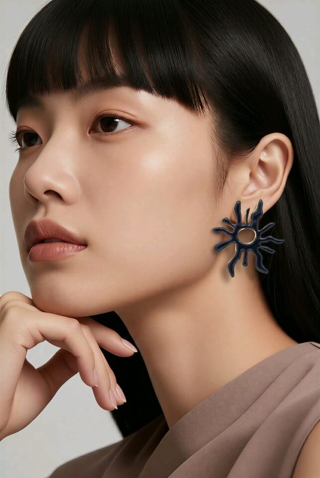 GÜNEŞ TASARIMINI ANDIRAN MAT SİYAH KAPLAMALI KÜPE