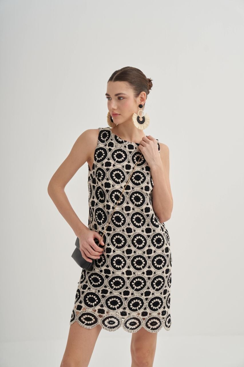 SİYAH EKRU VE GEOMETRİK TIĞ İŞİ DESENLİ ELBİSE