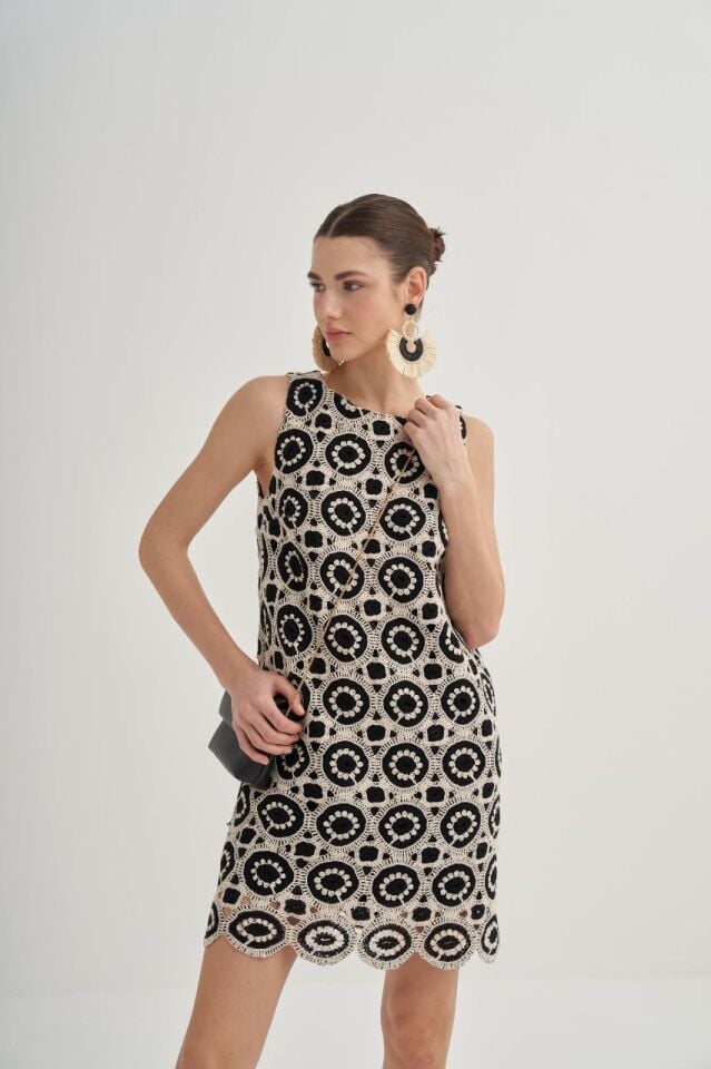 SİYAH EKRU VE GEOMETRİK TIĞ İŞİ DESENLİ ELBİSE