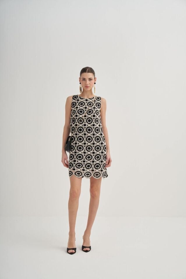 SİYAH EKRU VE GEOMETRİK TIĞ İŞİ DESENLİ ELBİSE