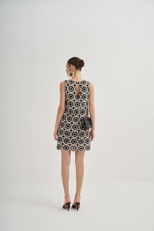 SİYAH EKRU VE GEOMETRİK TIĞ İŞİ DESENLİ ELBİSE