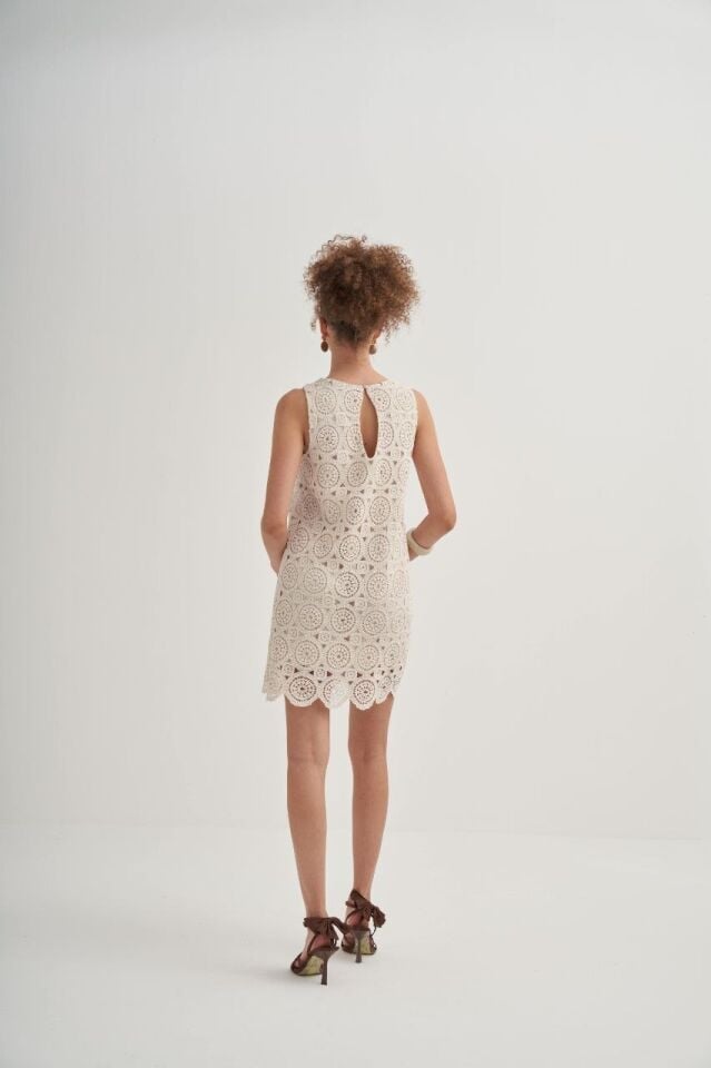 EKRU VE GEOMETRİK TIĞ İŞİ DESENLİ ELBİSE