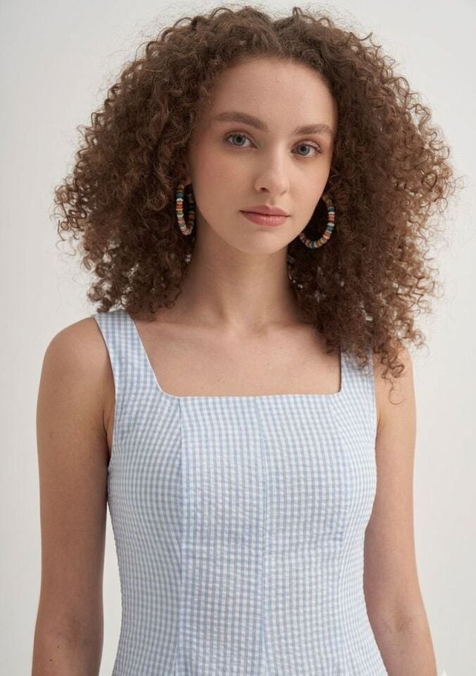 ASKILI MAVİ BEYAZ PİTİKARE UZUN ELBİSE