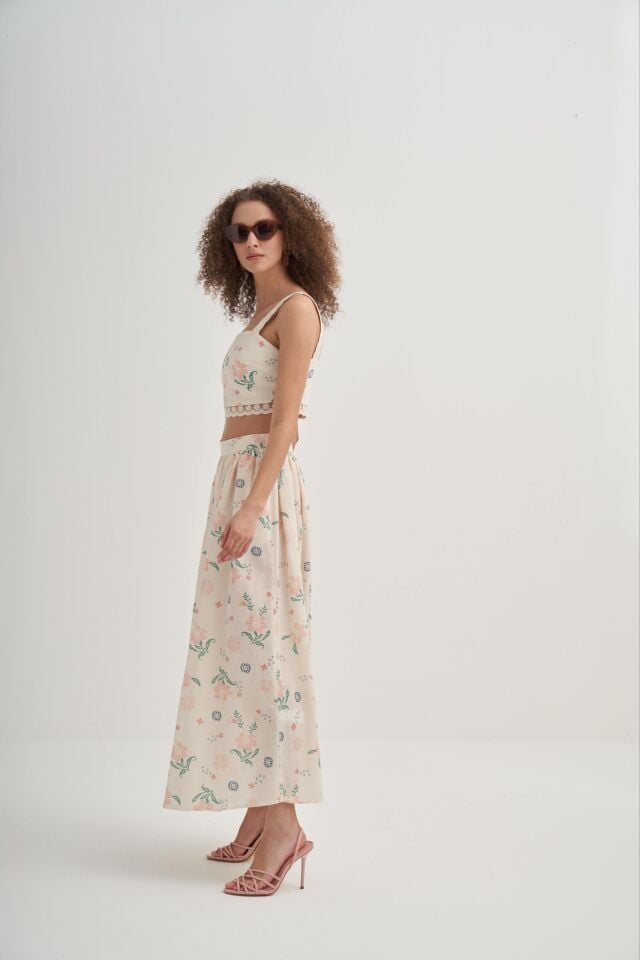 EKRU RENGİ ÜZERİNE ETAMİN ÇİÇEK BASKI DESENLİ  CROP ETEK TAKIM