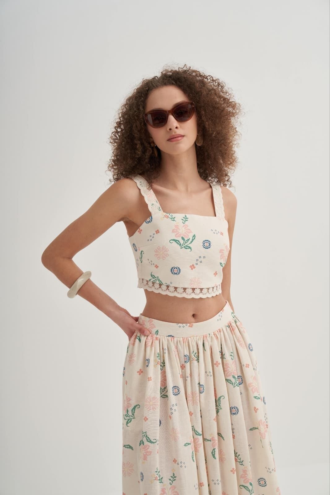 EKRU RENGİ ÜZERİNE ETAMİN ÇİÇEK BASKI DESENLİ  CROP ETEK TAKIM