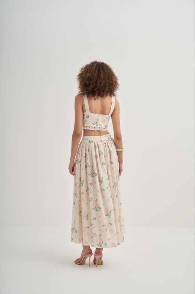 EKRU RENGİ ÜZERİNE ETAMİN ÇİÇEK BASKI DESENLİ  CROP ETEK TAKIM