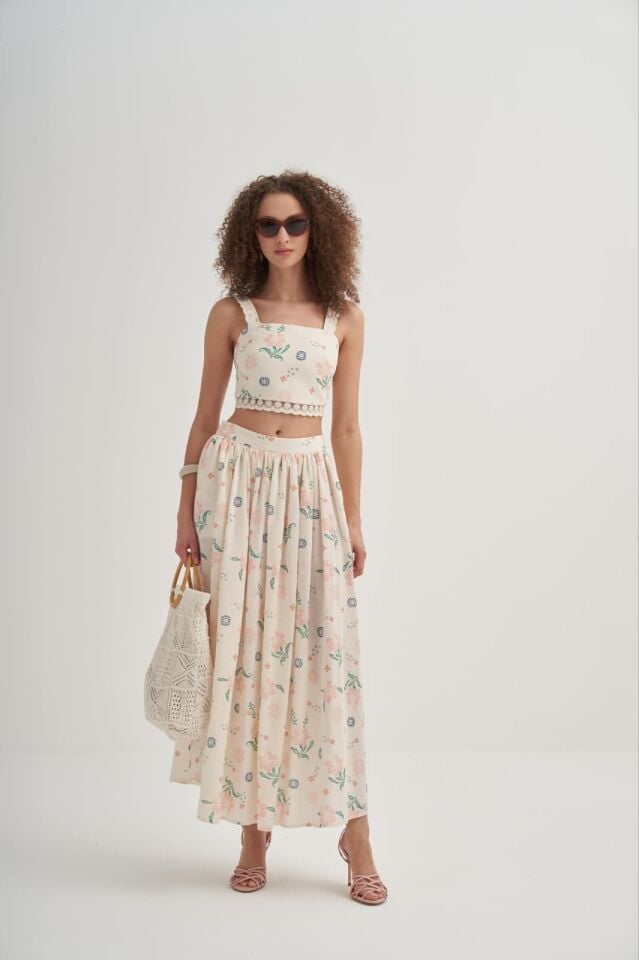 EKRU RENGİ ÜZERİNE ETAMİN ÇİÇEK BASKI DESENLİ  CROP ETEK TAKIM