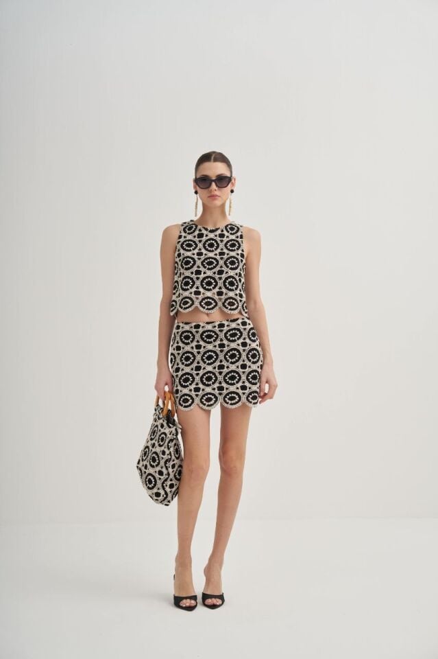 SİYAH EKRU VE GEOMETRİK TIĞ İŞİ DESENLİ MİNİ ETEK