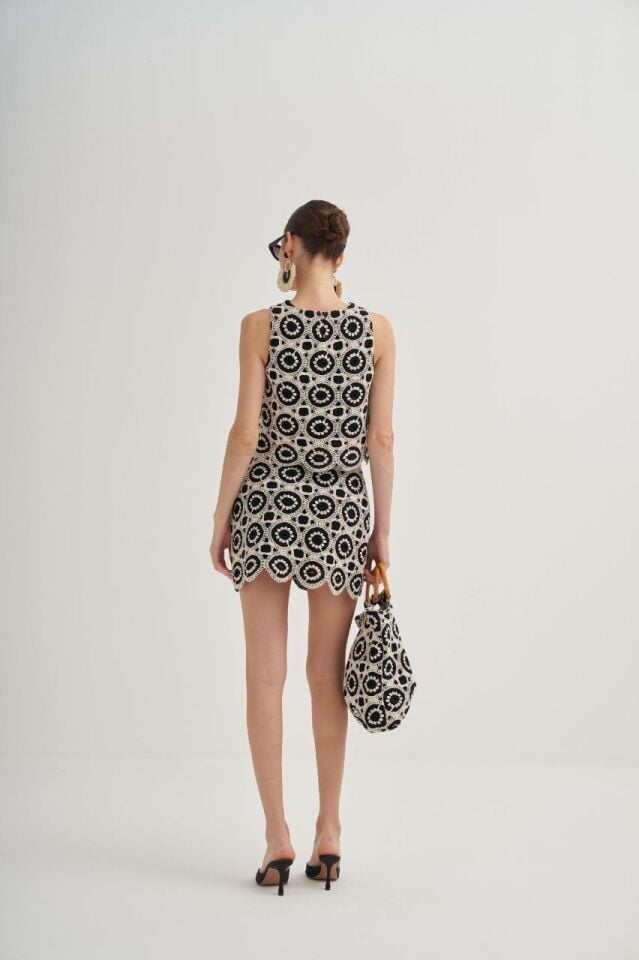 SİYAH EKRU VE GEOMETRİK TIĞ İŞİ DESENLİ MİNİ ETEK