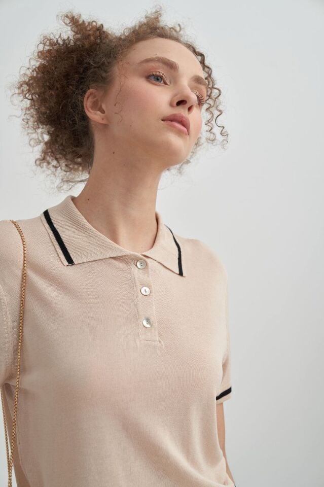 KONTRAST ŞERİT DETAYLARINA SAHİP BEJ RENGİ İNCE YAZLIK TRİKO