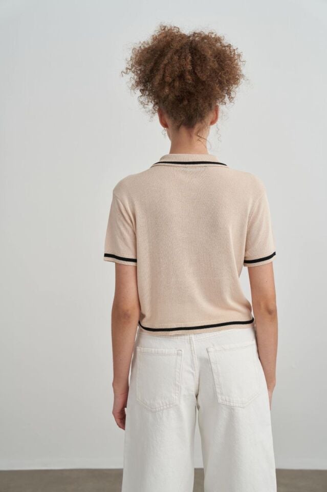 KONTRAST ŞERİT DETAYLARINA SAHİP BEJ RENGİ İNCE YAZLIK TRİKO