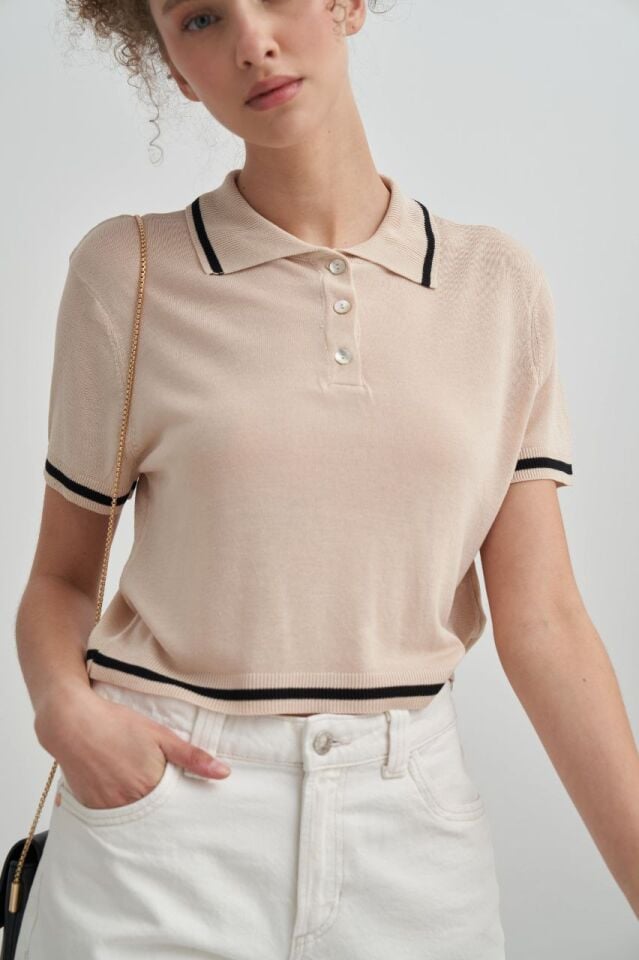 KONTRAST ŞERİT DETAYLARINA SAHİP BEJ RENGİ İNCE YAZLIK TRİKO