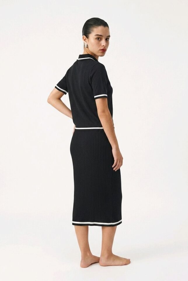 KONTRAST ŞERİT DETAYLARINA SAHİP SİYAH RENGİ İNCE YAZLIK TRİKO