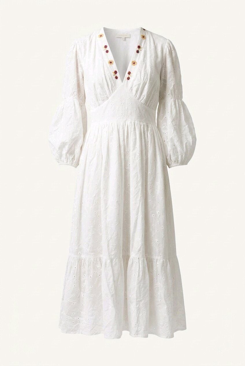 ASTARLI V YAKA NAKIŞ İŞLEMELİ BEYAZ ELBİSE