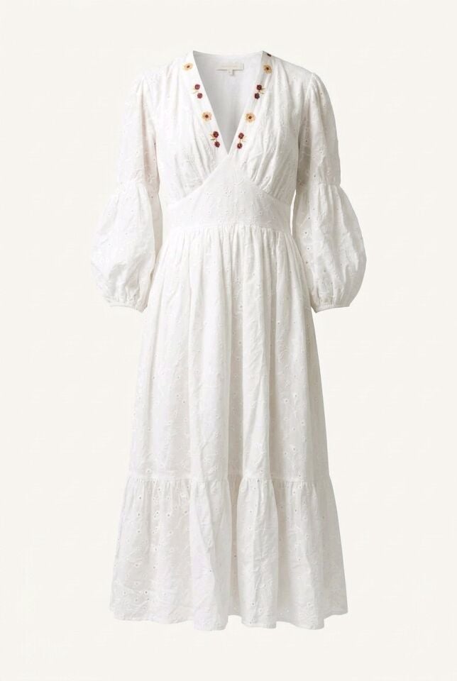 ASTARLI V YAKA NAKIŞ İŞLEMELİ BEYAZ ELBİSE