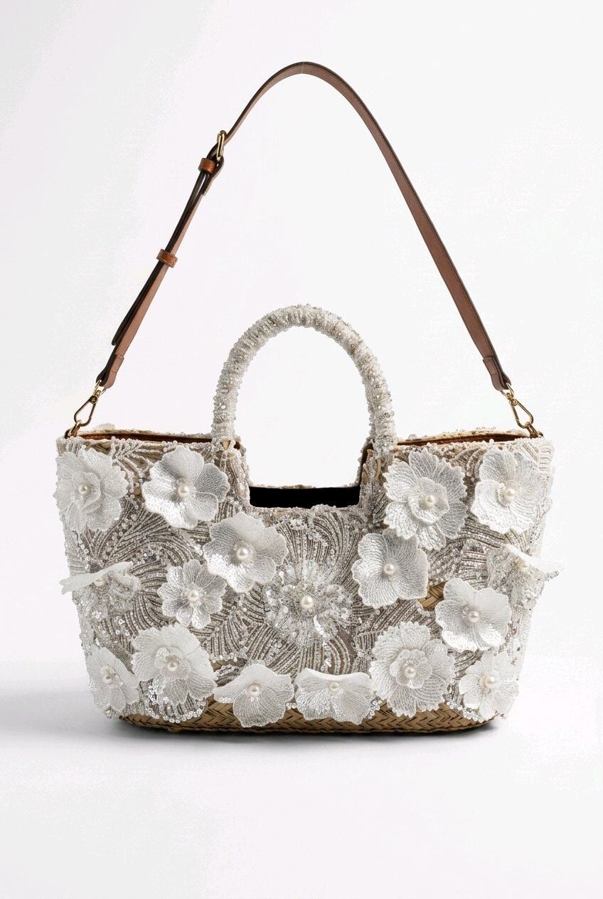 ÇİÇEK MOTİFLİKABARTMALI APLİKELER VE İNCİLİ BONCUKLU BÜYÜK HASIR ÇANTA